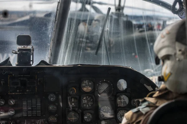 Військовий Пілот Вертольота Працює Військово Морській Авіаційній Кабіні Військовій Базі — стокове фото