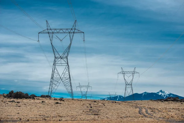 青い空と砂漠の山の高圧送電線 — ストック写真