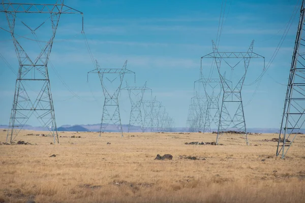 青い空と砂漠の山の高圧送電線 — ストック写真