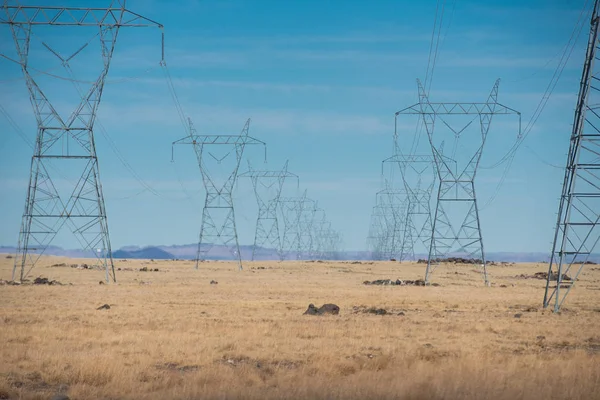 Linhas Alta Tensão Deserto Montanha Contra Céu Azul — Fotografia de Stock