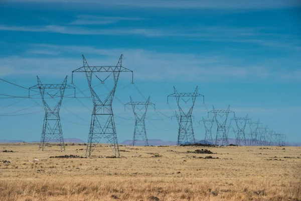 Linhas Alta Tensão Deserto Montanha Contra Céu Azul — Fotografia de Stock