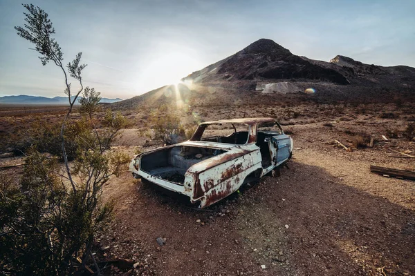 Altes Rostiges Verlassenes Auto Der Wüste Bei Sonnenuntergang — Stockfoto