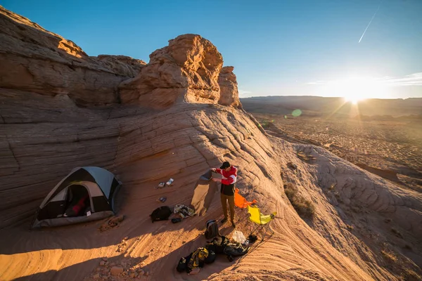 Turist Man Prepearing Camping Med Tia Berg Öken Solnedgång Resa — Stockfoto