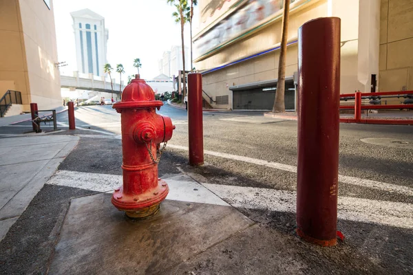Kırmızı Klasik Abd Yangın Musluğu Ile Şehir Sokak Üzerinde Muhafaza — Stok fotoğraf