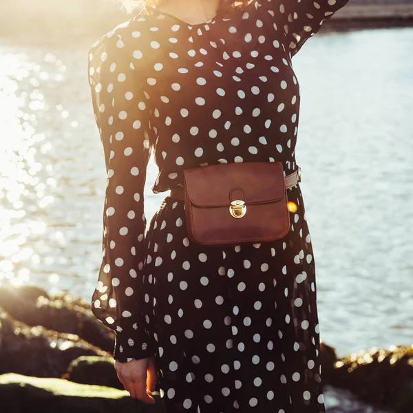 春夏カジュアルな女性の服革眉財布ベルト バッグ水玉で長い黒のドレスとの ファッション トレンド コンセプト — ストック写真
