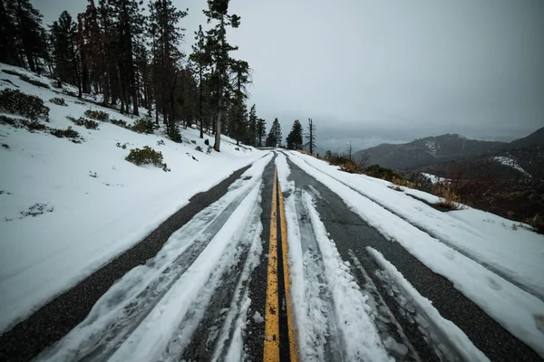 Perigoso Estrada Inverno Asfalto Escorregadio Não Limpo Com Neve Montanhas — Fotografia de Stock
