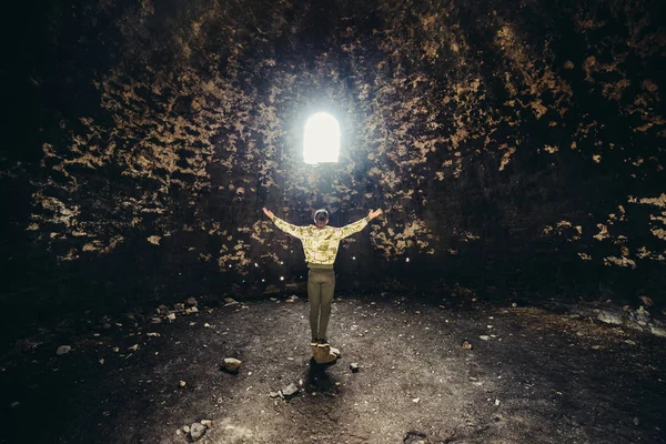 Man Bidden Hopen Met Armen Verhoogd Tot Het Mistery Licht — Stockfoto