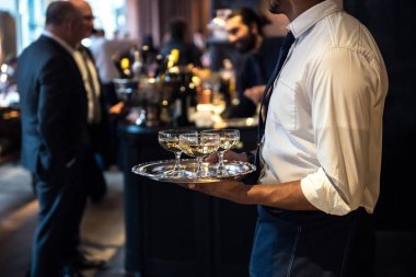 Garson şampanya şarap içecek olayı üzerinde taşıyan catering hizmetinden