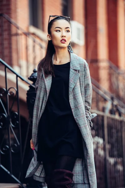 Hermosa Chica Asiática Caminando Calle Urbana Ciudad Usando Ropa Moda —  Fotos de Stock