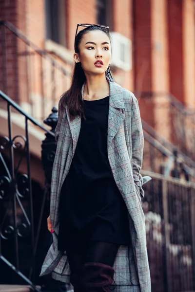 Linda Menina Asiática Andando Cidade Urbana Rua Vestindo Roupas Elegantes — Fotografia de Stock