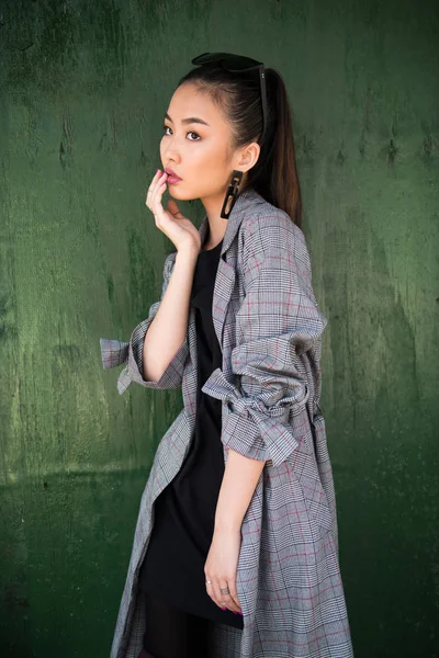 Asijský Model Dívka Pózuje Sobě Ležérní Stylové Oblečení Dřevěné Zelené — Stock fotografie
