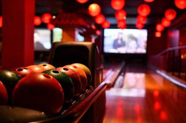 Bowling sahası ve toplar bovling sahasında.