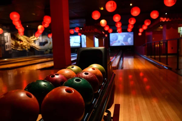 Bowlingbahn Und Bälle Der Reihe Bowlingcenter — Stockfoto