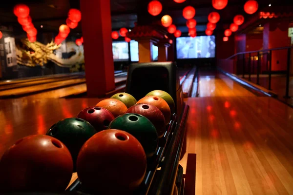 Bowlingbahn Und Bälle Der Reihe Bowlingcenter — Stockfoto
