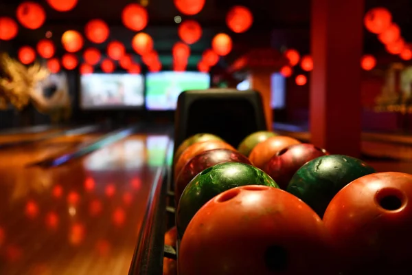 Bowlingbahn Und Bälle Der Reihe Bowlingcenter — Stockfoto