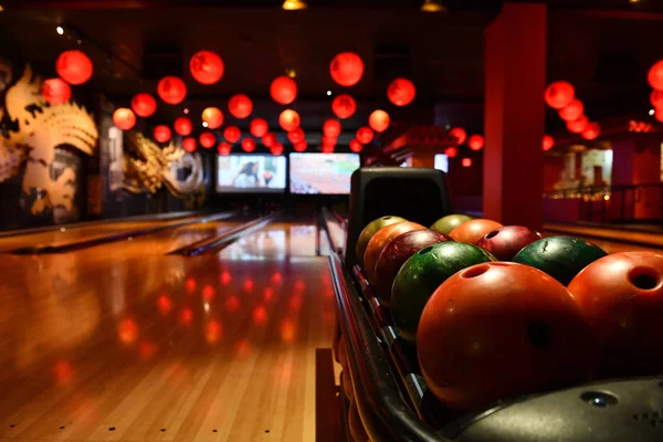 Bowlingbahn Und Bälle Der Reihe Bowlingcenter — Stockfoto