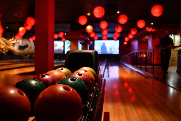 Bowlingový Pruh Koule Řadě Bowlingovém Centru — Stock fotografie