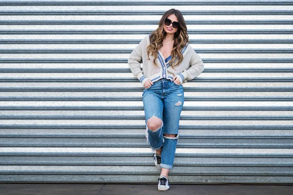 Mulher Modelo Real Bonita Com Sorriso Amigável Vestindo Roupas Casuais — Fotografia de Stock