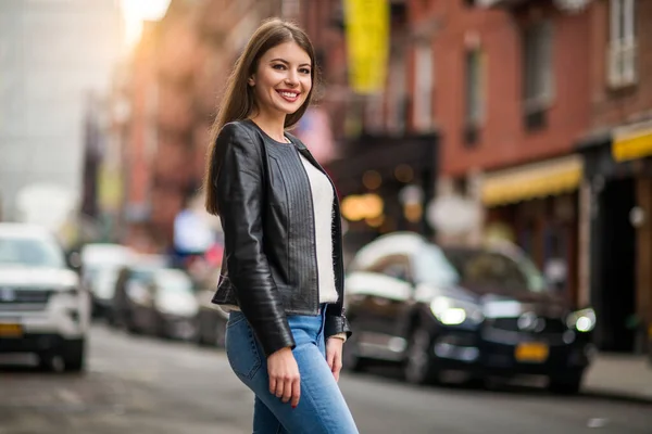 Mooie Vrouw Met Een Charmante Glimlach Lopen Straat Een Leren — Stockfoto