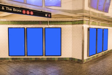 New York 'ta bir metro istasyonunda reklam panoları elektronik ekranları