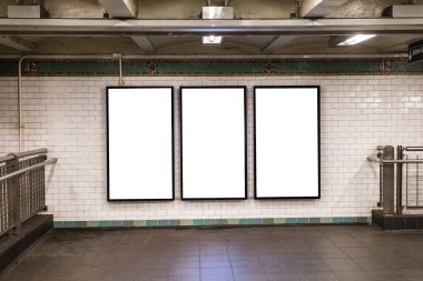 New York 'ta bir metro istasyonunda reklam panoları elektronik ekranları