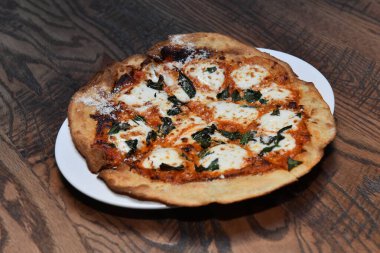 Geleneksel Amerikan yemekleri. Peynirli ve etli pizza.