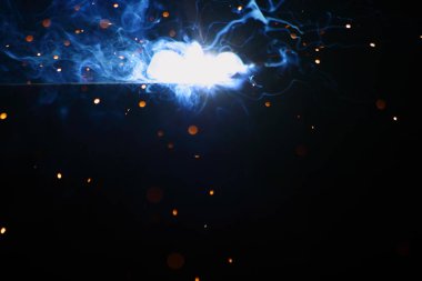 Kıvılcım ve dumanlı metal kaynaklama