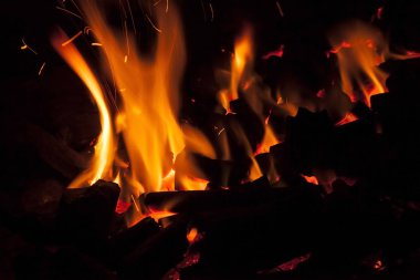 Barbeküde yanan kömürlerin kıvılcımı