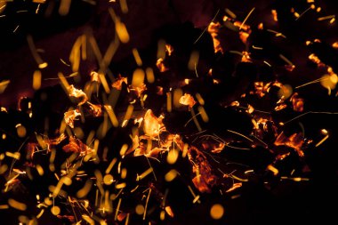 Barbeküde yanan kömürlerin kıvılcımı