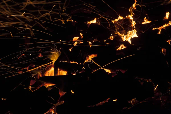 Quente faísca carvões ao vivo queimando em um churrasco — Fotografia de Stock