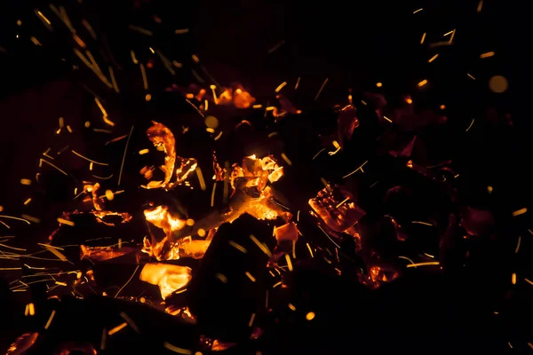 Barbeküde yanan kömürlerin kıvılcımı — Stok fotoğraf