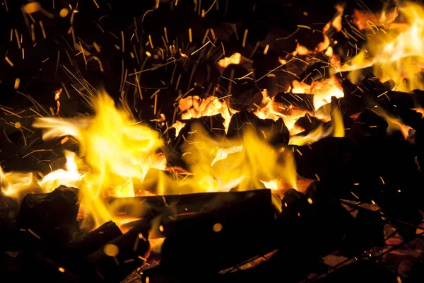 Quente faísca carvões ao vivo queimando em um churrasco — Fotografia de Stock