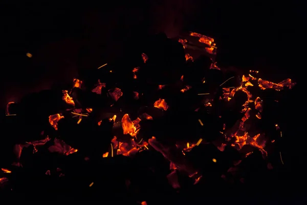 Quente faísca carvões ao vivo queimando em um churrasco — Fotografia de Stock