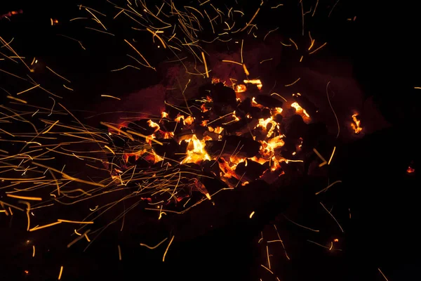 Горячие раскаленные угли горят на барбекю — стоковое фото