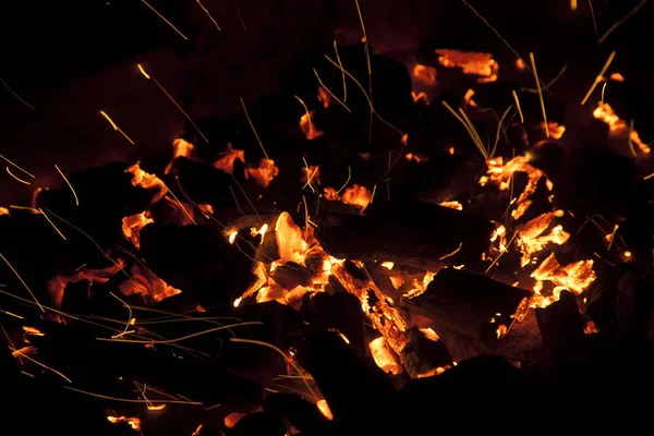 Quente faísca carvões ao vivo queimando em um churrasco — Fotografia de Stock