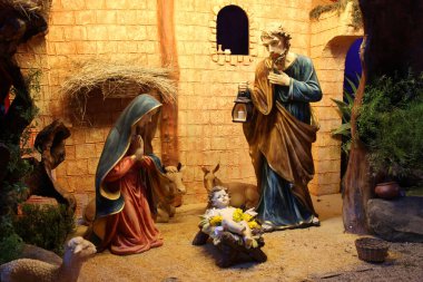 İsa, Meryem, Joseph ve koyunlar gibi figürler ile Noel doğum sahnesi