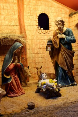 İsa, Meryem, Joseph ve koyunlar gibi figürler ile Noel doğum sahnesi