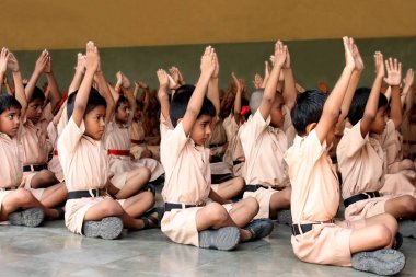 Okul çocukları öğretmenler yoga yapıyordum