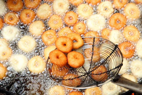 Freír medu vada en la sartén. Medu Vada es un aperitivo salado del sur de la India, comida callejera muy común en la India . —  Fotos de Stock