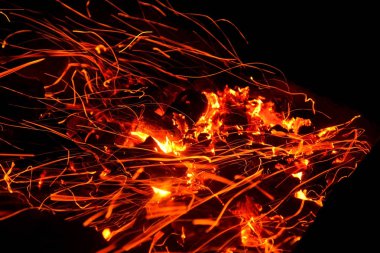 Barbeküde yanan kömürlerin kıvılcımı