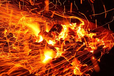 Barbeküde yanan kömürlerin kıvılcımı