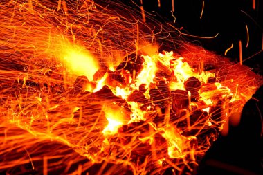 Barbeküde yanan kömürlerin kıvılcımı