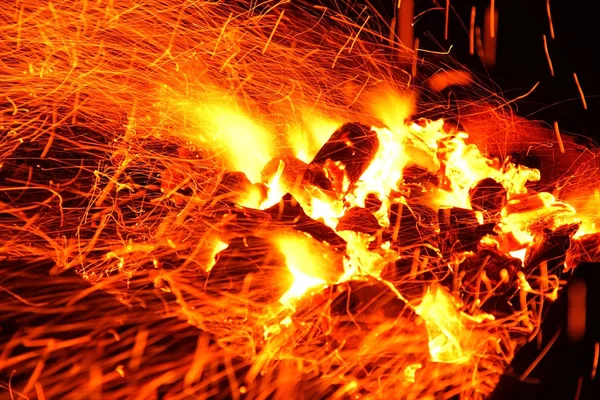 Hot vonken live-kolen branden in een barbecue — Stockfoto