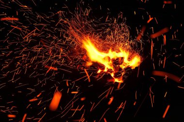 Barbeküde yanan kömürlerin kıvılcımı