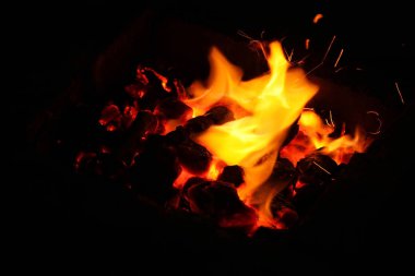 Barbeküde yanan kömürlerin kıvılcımı