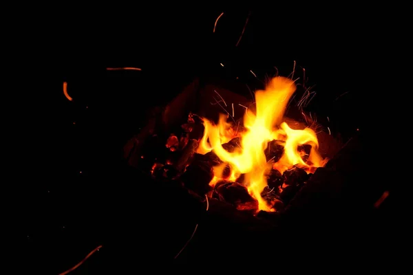 Hot vonken live-kolen branden in een barbecue — Stockfoto