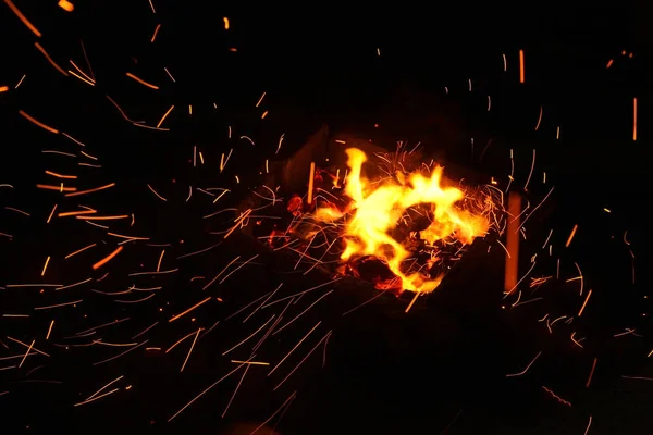 Barbeküde yanan kömürlerin kıvılcımı