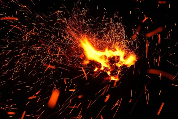 Barbeküde yanan kömürlerin kıvılcımı