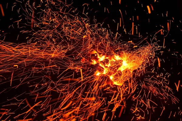 Barbeküde yanan kömürlerin kıvılcımı — Stok fotoğraf