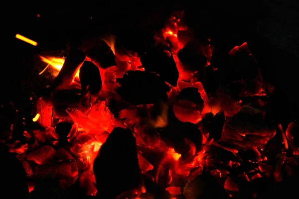Hot vonken live-kolen branden in een barbecue — Stockfoto